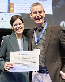 Dr. med. Buschulte erh&auml;lt den Wissenschaftspreis des Lungenfibrose e.V. Sie steht vor vor